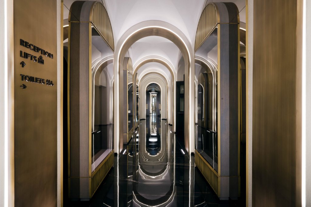 La galleria dell'Hotel Pantheon a Roma illuminata perfettamente dallo studio Marco Piva