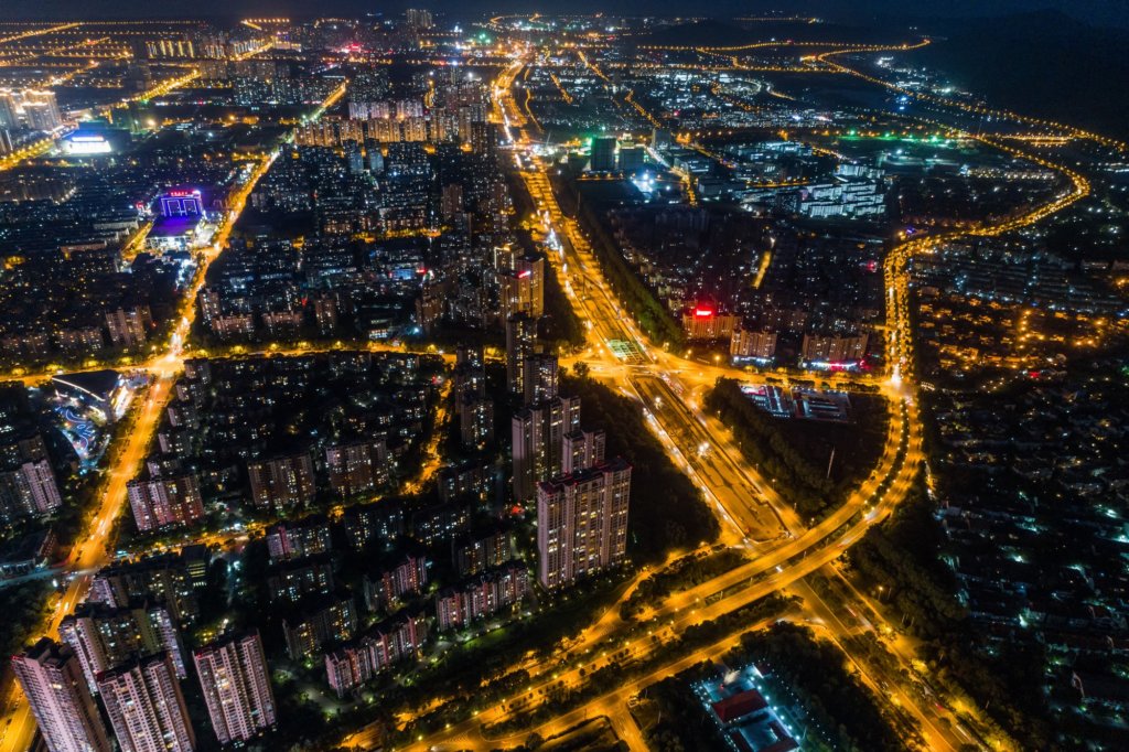 foto notturna di città con luci dall'alto