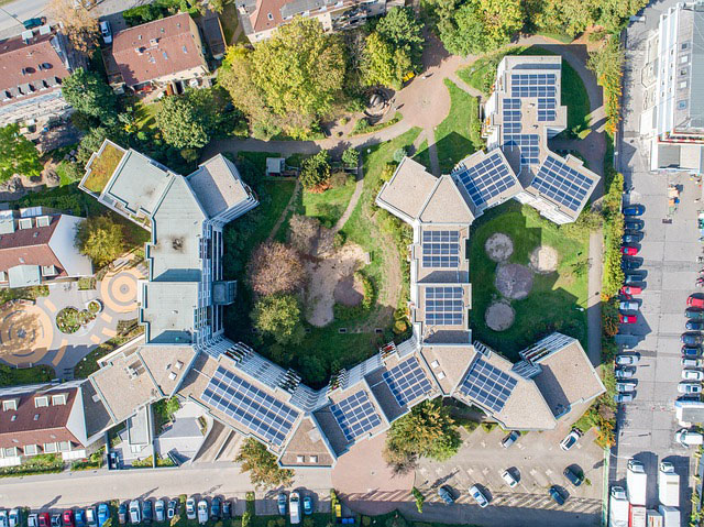 Edilizia e rinnovabili per la transizione energetica delle città